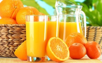 Có nên uống thuốc với nước trái cây?